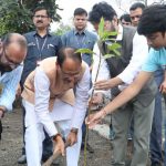 मुख्यमंत्री श्री चौहान ने हरसिंगार, गुलमोहर और बादाम के पौधे लगाए